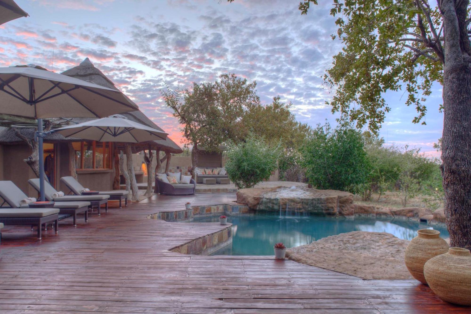 Rhulani Safari Lodge Заповедник Мадикве Экстерьер фото